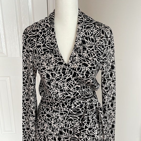 VINTAGE Diane von Furstenberg Signature Diane Print Wrap Dress - Picture 3 of 10
